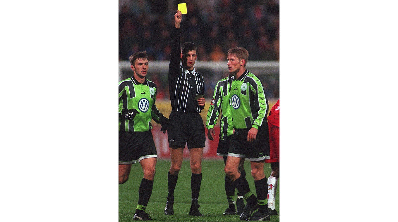 Gelbe Karte: Stark am Anfang seiner Karriere 1998 beim Spiel VfL Wolfsburg gegen Bayer 04 Leverkusen © 