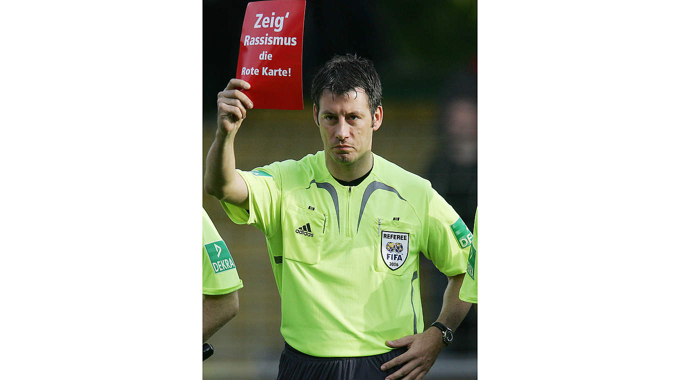 Klares Statement vor dem Anpfiff des Spiels Mainz gegen Bielefeld im Jahr 2006: Stark nimmt an der Kampagne gegen Rassismus teil © 