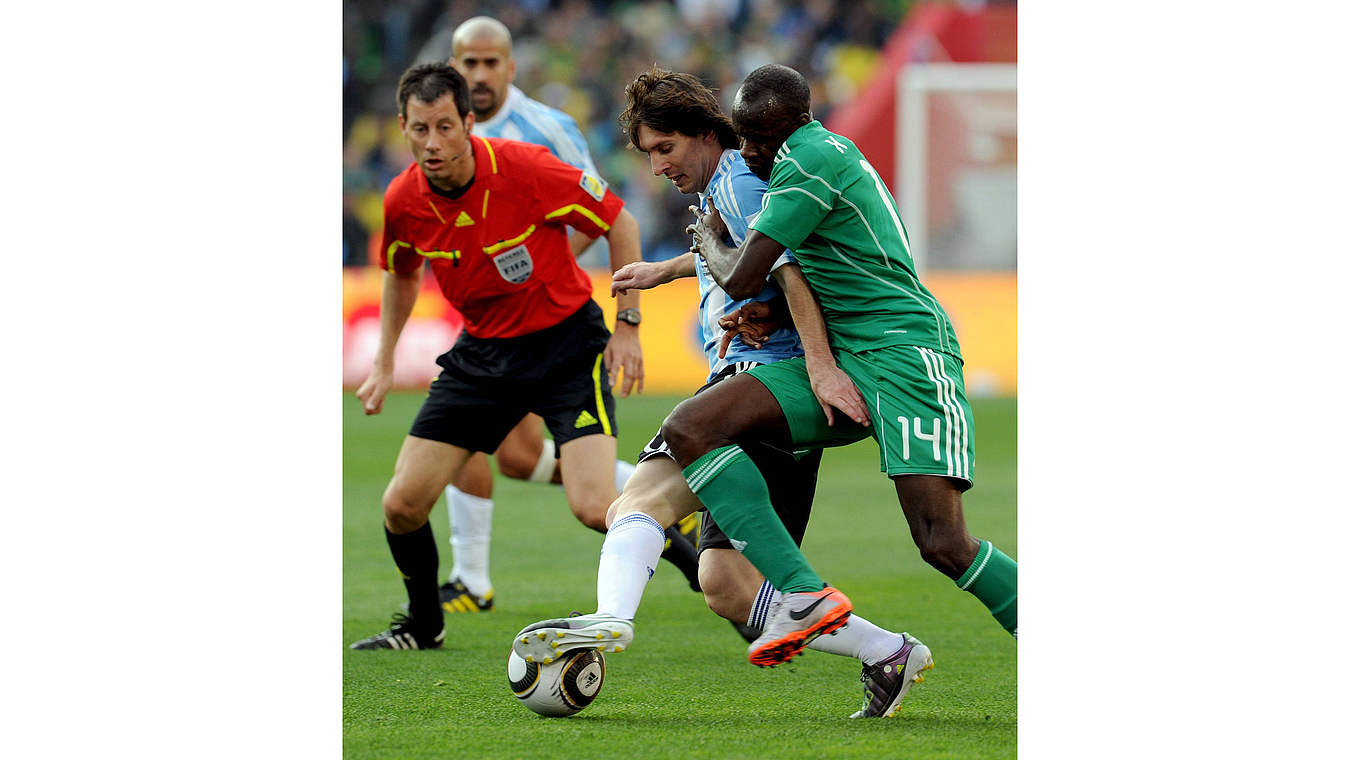 Ein Highlight seiner Karriere: Stark wird für die WM 2010 in Südafrika für das Schiedsrichter-Aufgebot der FIFA berufen und darf unter anderem die Partie Argentinien gegen Nigeria leiten  © 