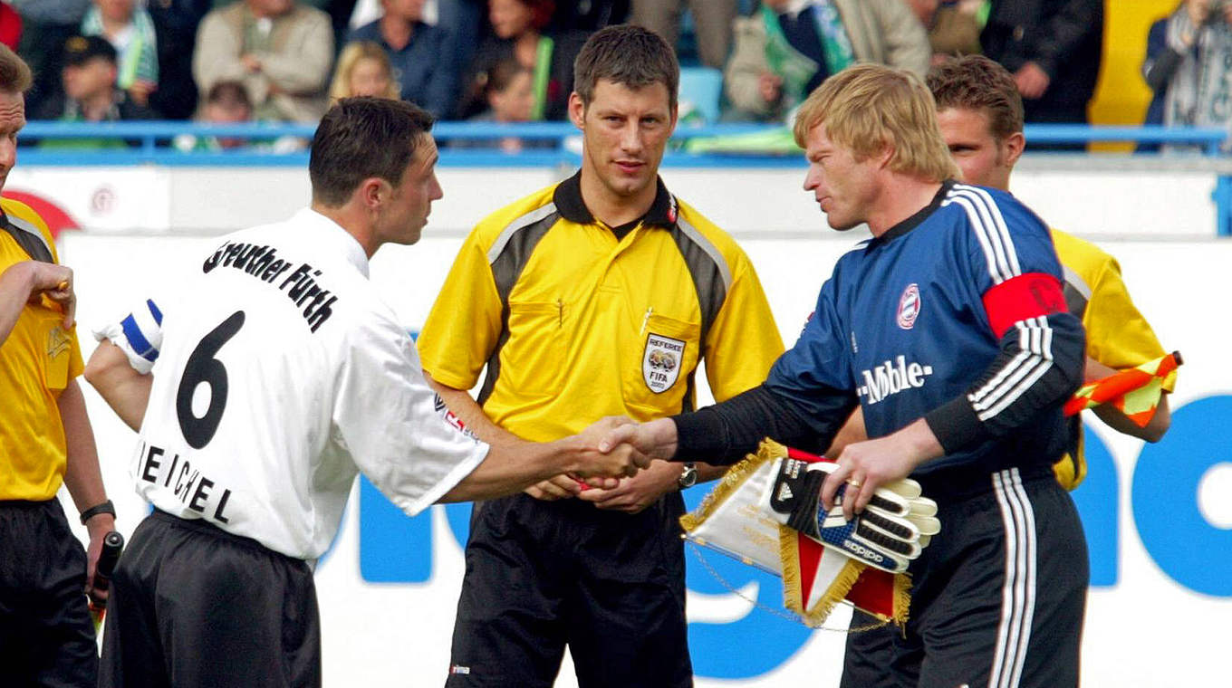 Wimpeltausch und Shakehands: Stark mit Mirko Reichel vom SpVgg Greuther Fürth und Oliver Kahn vom FC Bayern München im Jahr 2003 © 