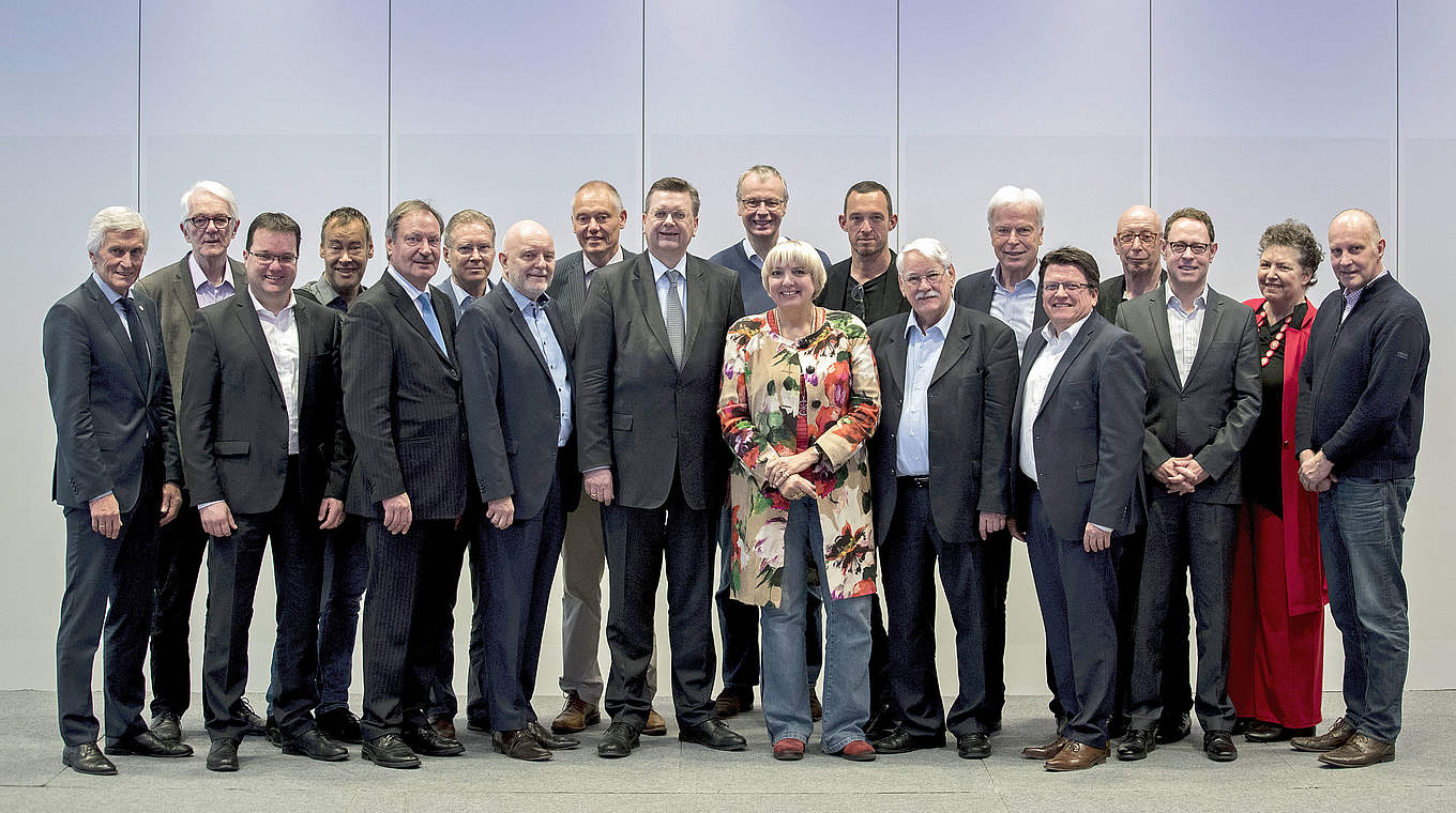 Gruppenbild mit Damen: Vorstand und Kuratorium der DFB-Kulturstiftung © 2017 Getty Images