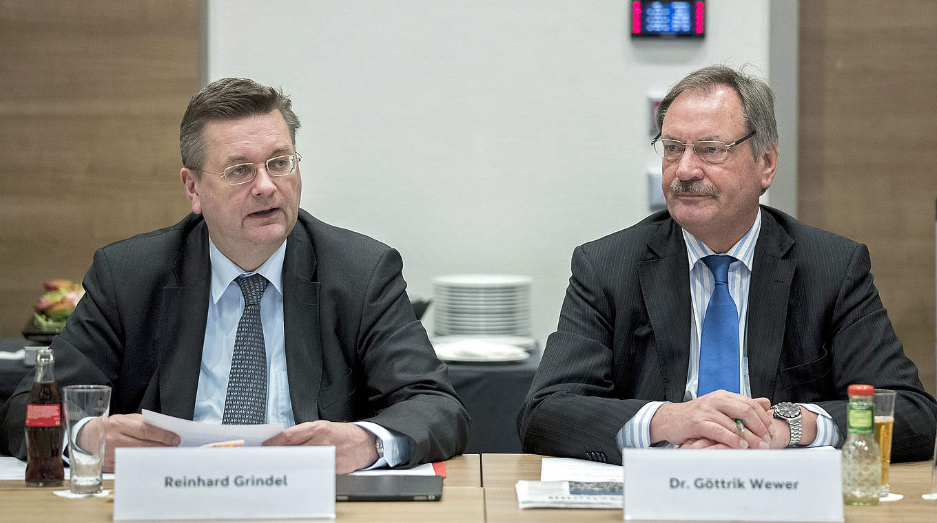 Vorsitzender der DFB-Kulturstiftung: Reinhard Grindel und Dr. Göttrik Wewer (v.l.) © 2017 Getty Images
