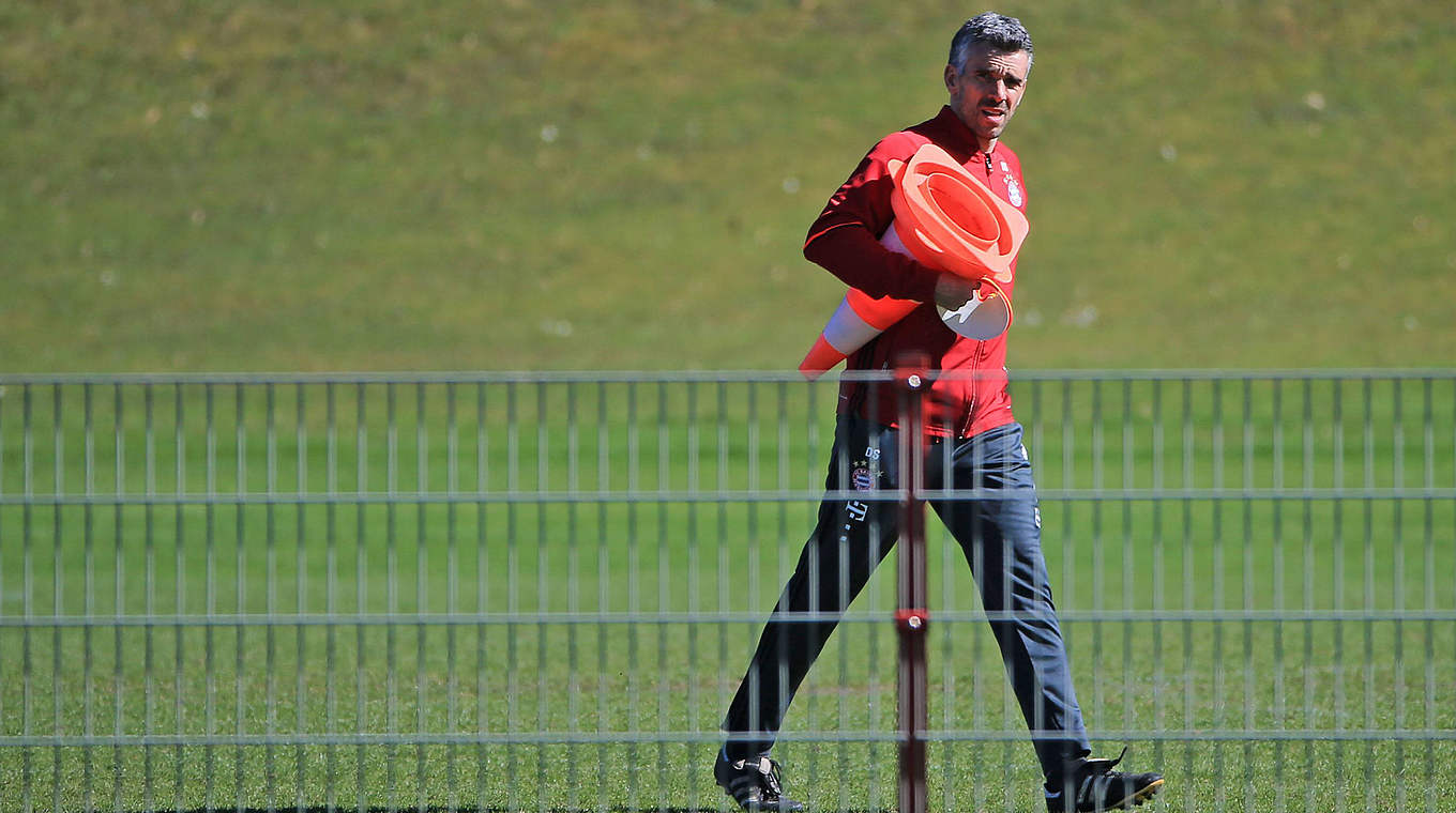 20170327 FCB Training Saebenerstrasse Menchen Fussball im Bild Danny Schwarz als Trainer der FCB © Imago