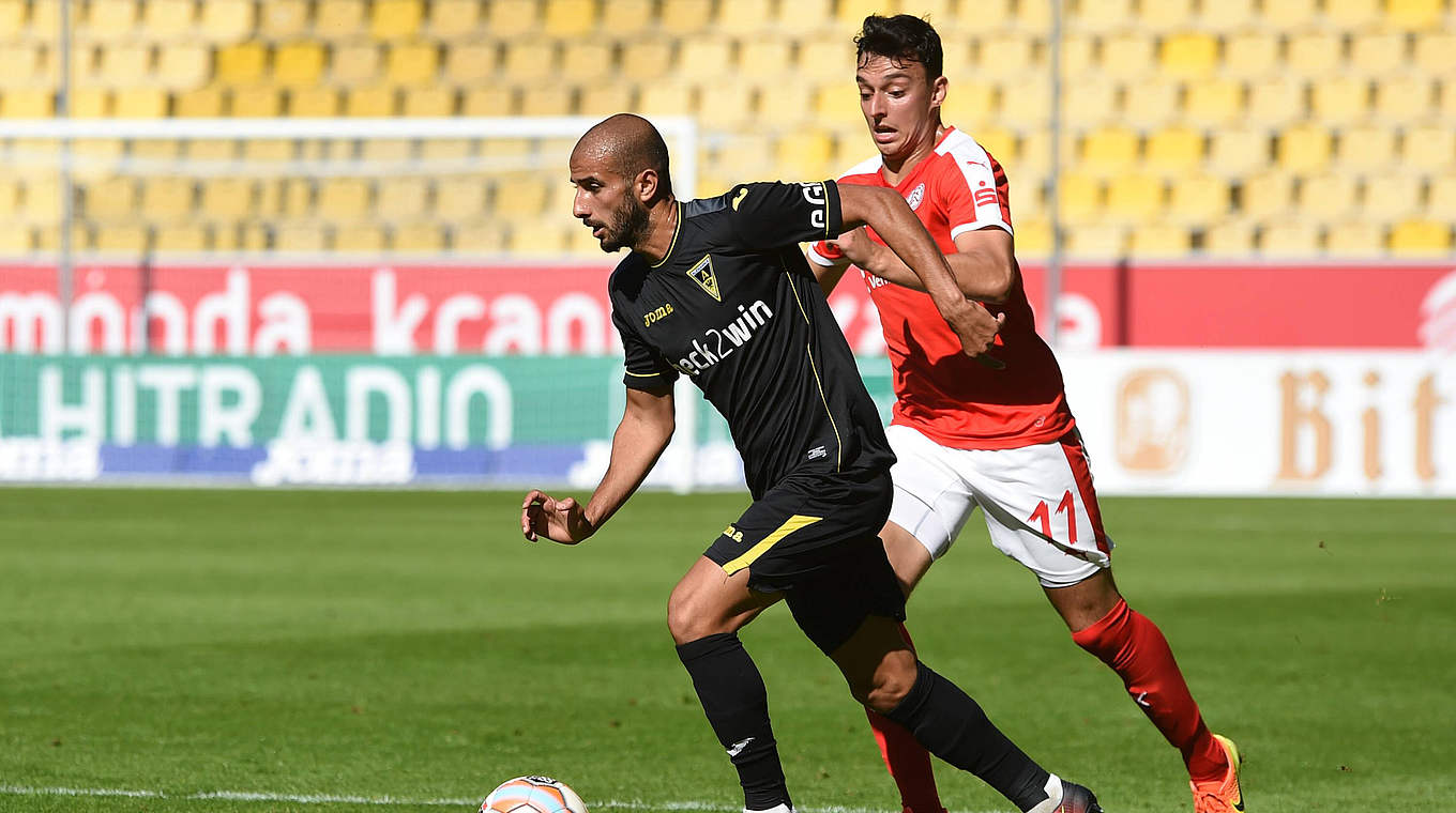 v li Khalil Mohammad 8 Alemannia Aachen Vojno Jesic 11 Rot Weiss Essen Zweikampf Duell due © Imago