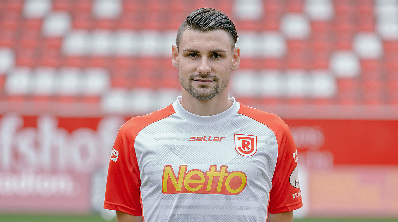 Für zwei Spiele gesperrt: Marcel Hofrath von Jahn Regensburg © 2016 Getty Images