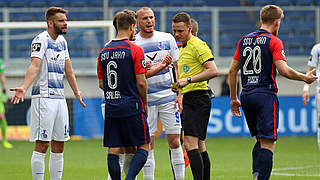 Tim Albutat 14 MSV Duisburg und Simon Brandstetter 9 MSV Duisburg sind unzufrieden mit der E © imago/Eibner