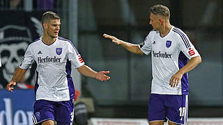 Jubelt mit Osnabrück über die Rückkehr auf Platz drei: Torschütze Anthony Syhre (l.) © 2016 Getty Images