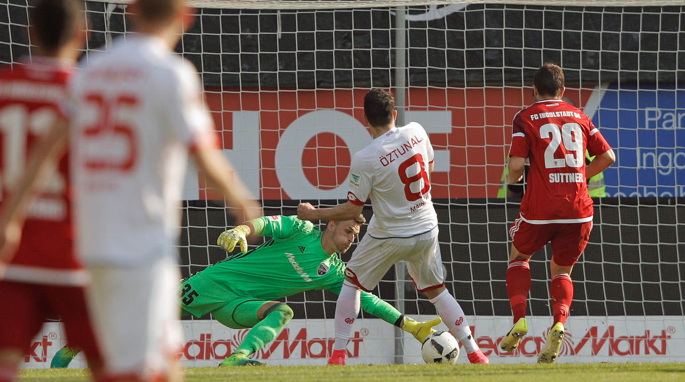 Der zwischenzeitliche Ausgleichstreffer reicht nicht: Levin Öztunali (2.v.r.) verliert mit Mainz © 2017 Getty Images