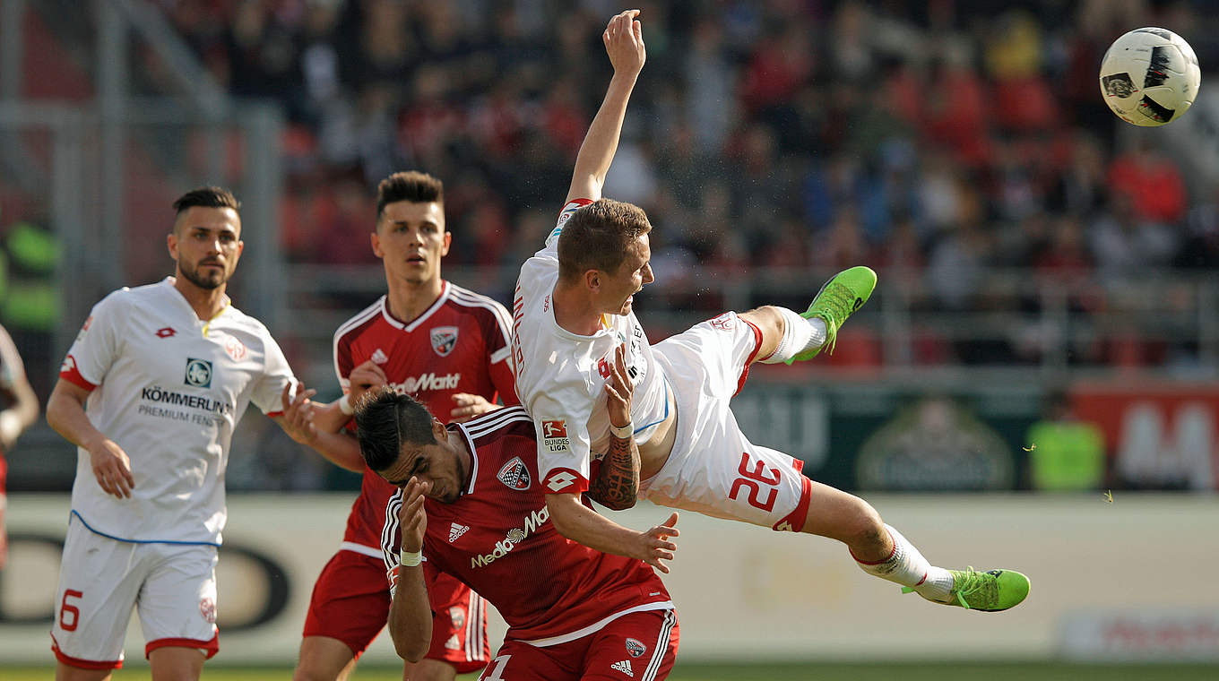 Umkämpftes Spiel: Ingolstadt und Mainz bleiben nach dem direkten Duell in Abstiegsgefahr © 2017 Getty Images