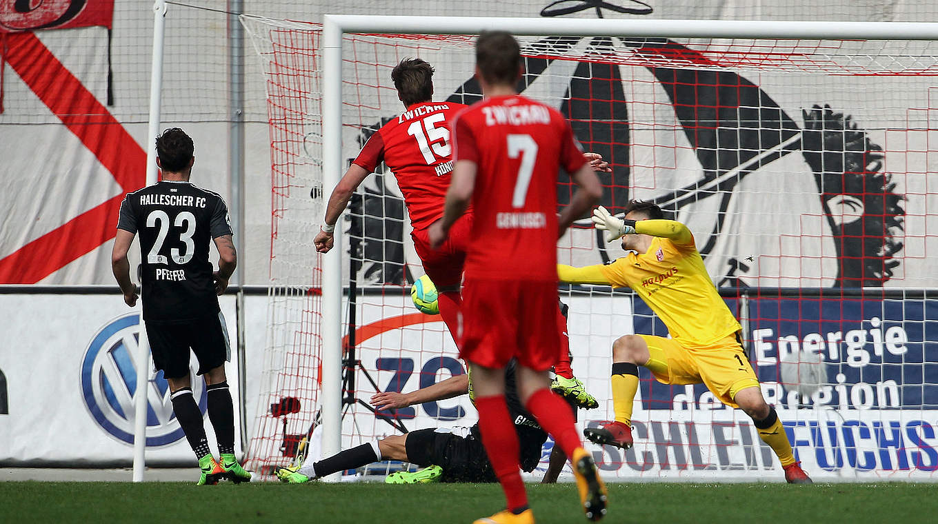 Schlusspunkt beim Zwickauer Heimsieg gegen Halle: Ronny König (Nr. 15) trifft zum 2:0 © 2017 Getty Images