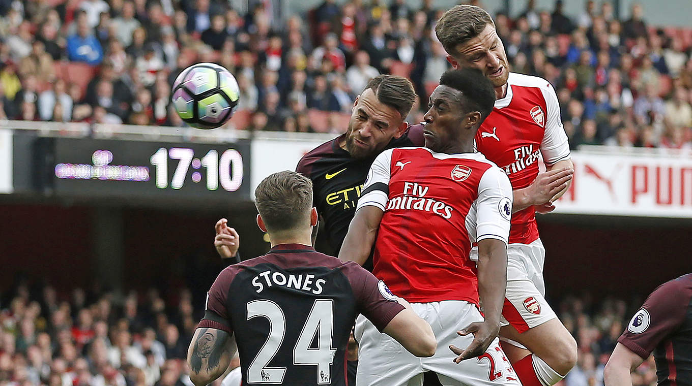 Shkodran Mustafi rescued a point for Arsenal with this header © AFP/Getty Images