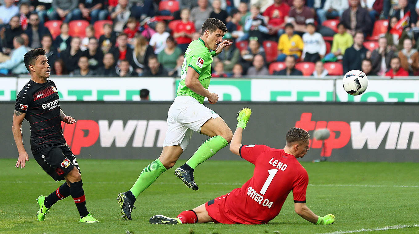 Hattrick in sieben Minuten: Mario Gomez (M.) dreht das Spiel in Leverkusen zunächst © 2017 Getty Images