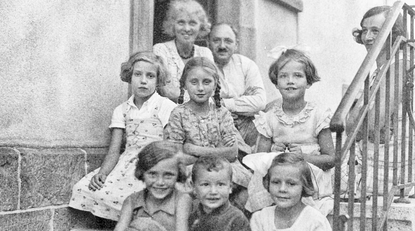Foto von 1939: Tochter Esther (v.l.) Ellen und Julius Hirsch mit Nachbarin und Kindern © Andreas Hirsch 