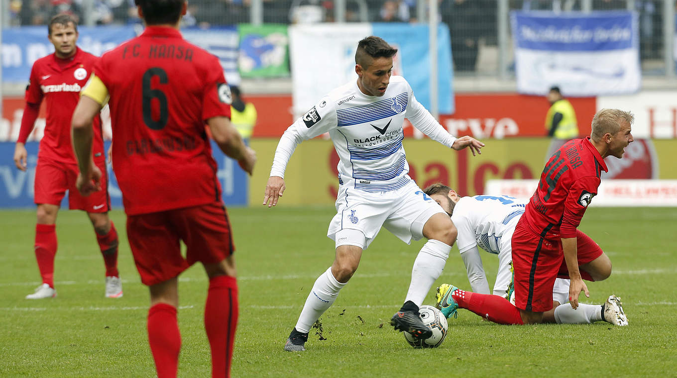 Auch in Rostock auf Aufstiegskurs bleiben: Fabian Schnellhardt (M.) mit Duisburg © Getty Images