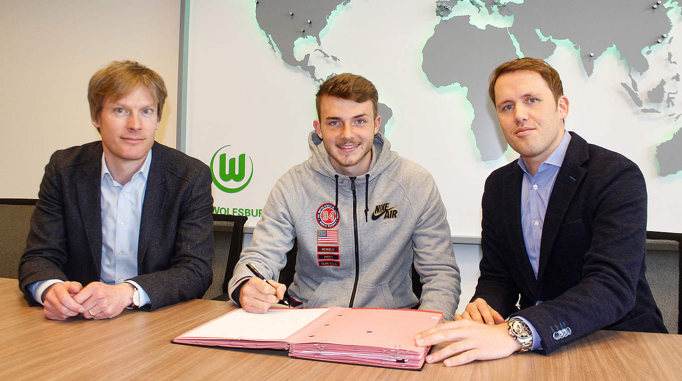 "Ein Spieler mit großen Möglichkeiten": Jannes Horn (M.) bleibt bis 2021 in Wolfsburg © VfL Wolfsburg