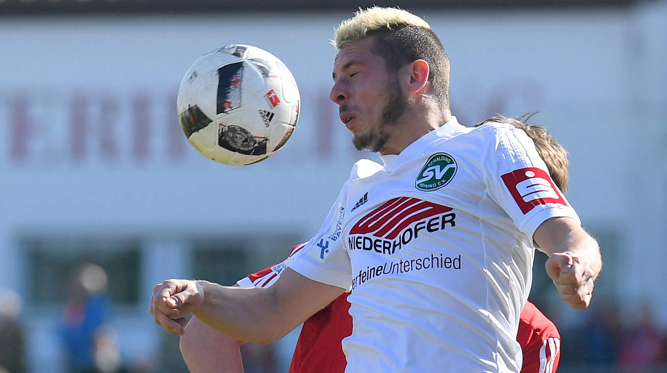 v li Markus Gallmaier SV Schalding Heining 32 beim Kopfball Fussball Regionalliga Bayern SpV © imago/foto2press