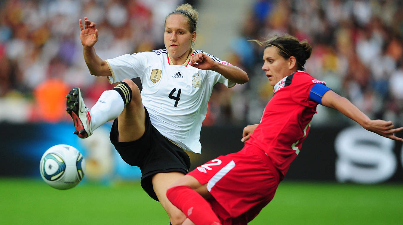 Germany's defender Babett Peter (L) and © Getty Images