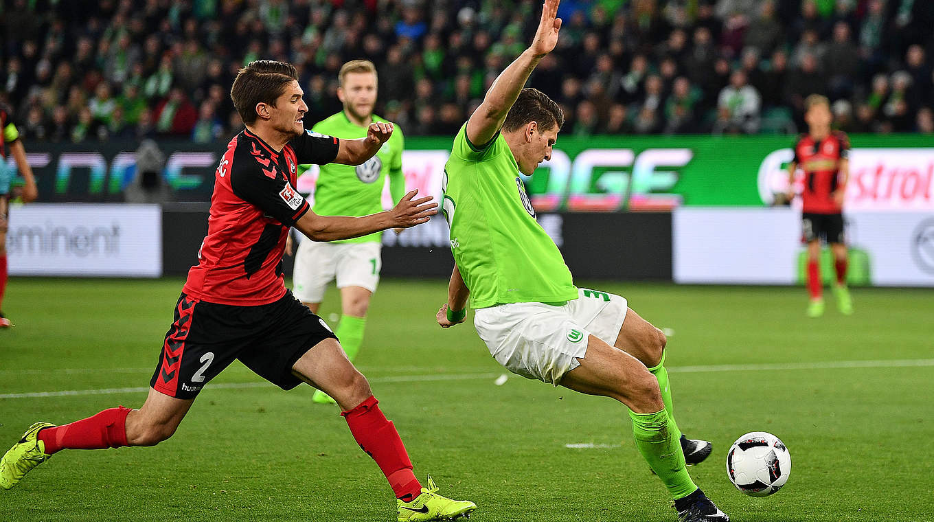 Rückschlag für Mario Gomez (r.) und den VfL Wolfsburg: Freiburg entführt drei Punkte © 2017 Getty Images