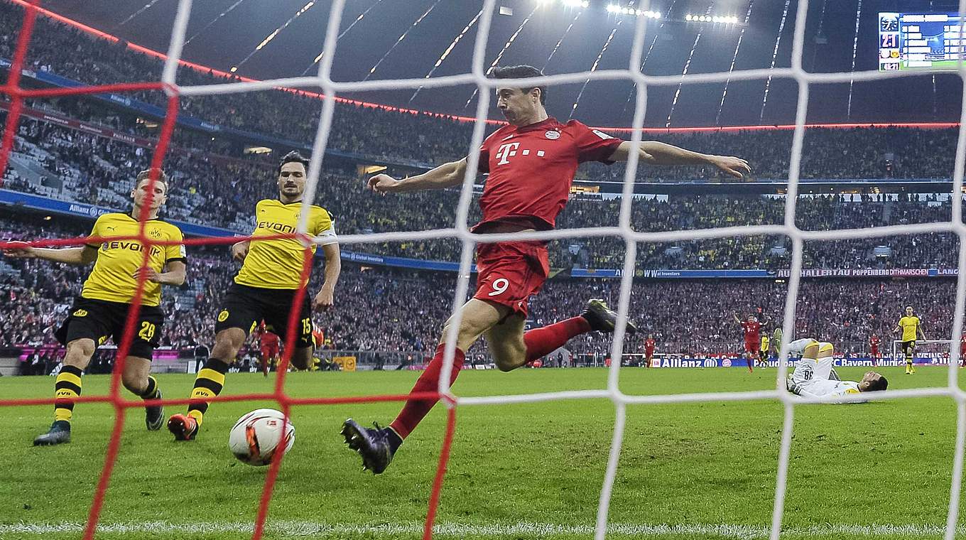 Robert Lewandowski Bayern schiesst das Tor zum 3 1 waehrend dem Fussball Bundesliga Spiel Bayern M © imago