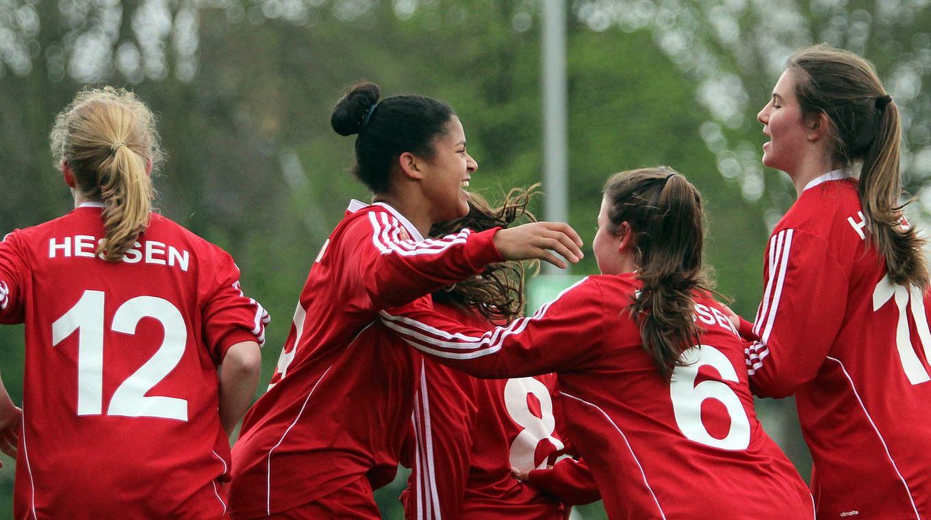 Jubeltraube: Hessens Spielerinnen freuen sich über den 2:0-Auftaktsieg © Rüdiger Zinsel