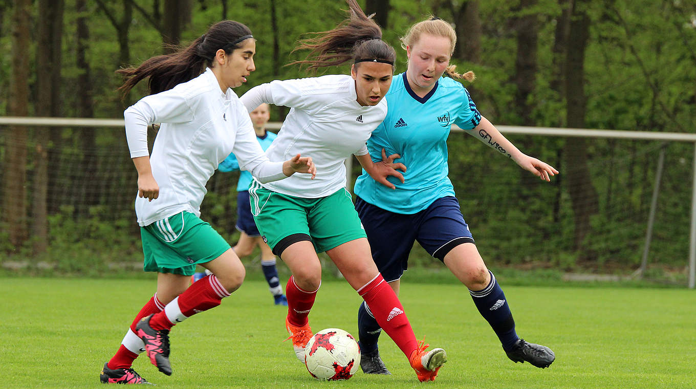 Niederrhein gewinnt das Auftaktspiel: Nationalspielerin Miray Cin (M.) © Rüdiger Zinsel