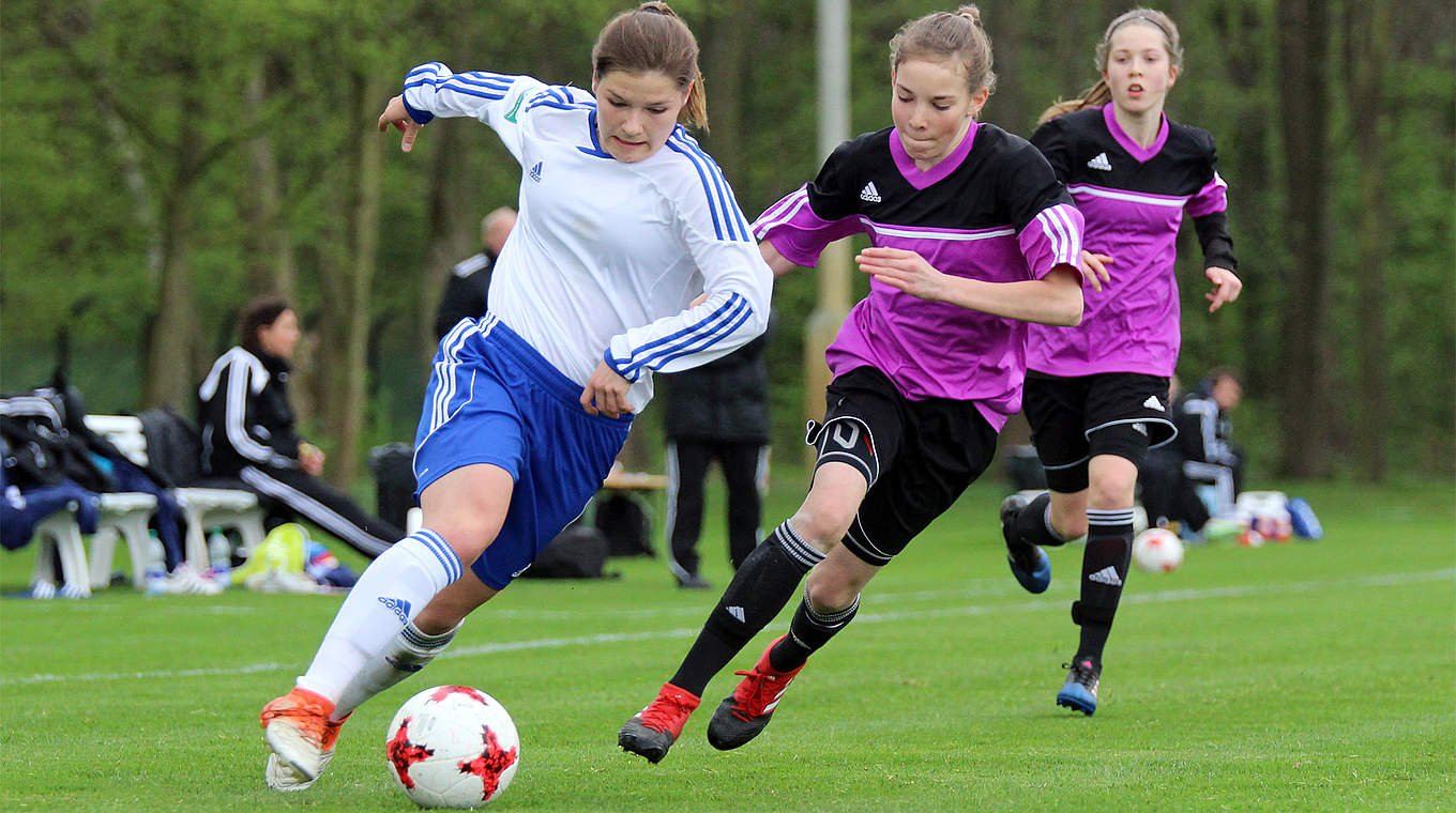 Schießt das erste Turniertor: Westfalens U-Nationalspielerin Pauline Berning (l.) © Rüdiger Zinsel