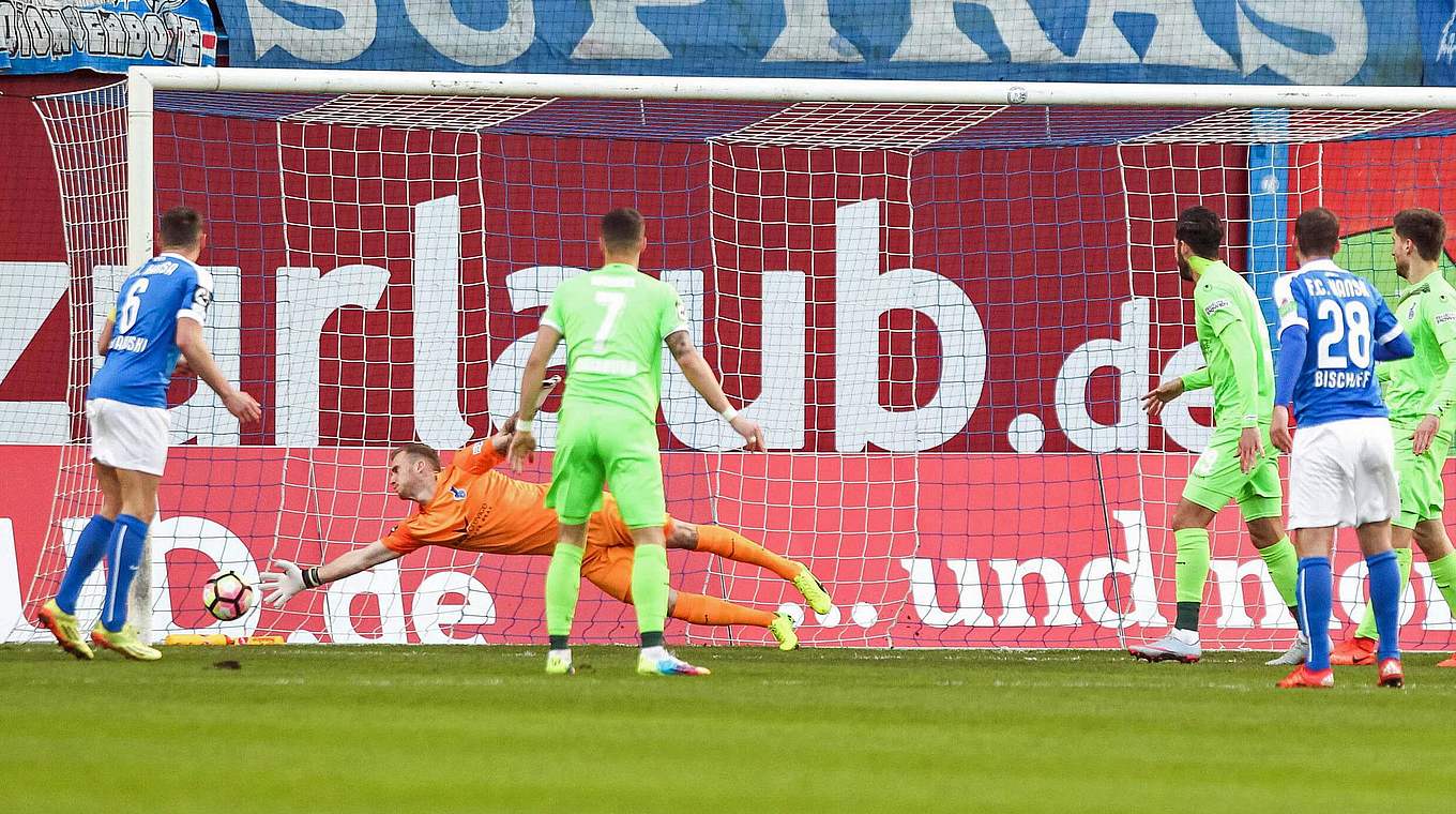 05 04 2017 3 Liga FC Hansa Rostock vs MSV Duisburg nr 28 Amaury Bischoff Rostock trifft gege © imago/Eibner