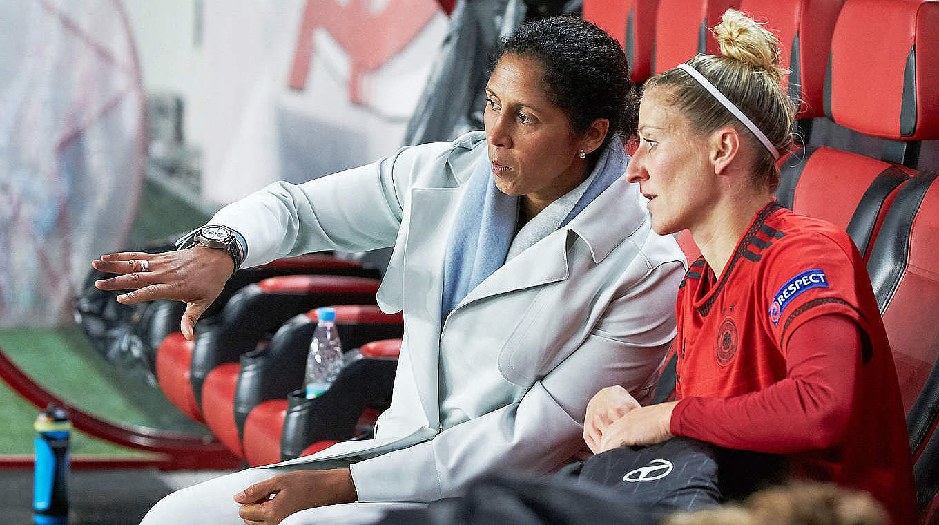 Long service: Anja Mittag (r.) next to Germany head coach Steffi Jones. © 