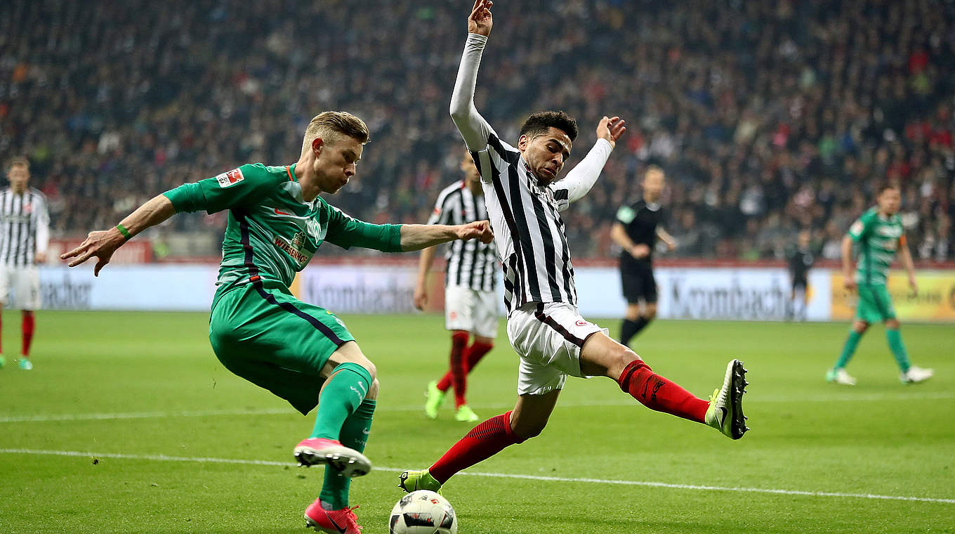 Kampf um jeden Ball: Bremens Florian Kainz (l.) gegen Frankfurt Omar Mascarell © 2017 Getty Images