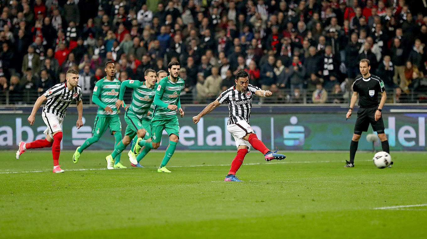 Ausgleichstreffer für Gastgeber Eintracht Frankfurt: Marco Fabian (2.v.r.) trifft vom Punkt © 2017 Getty Images