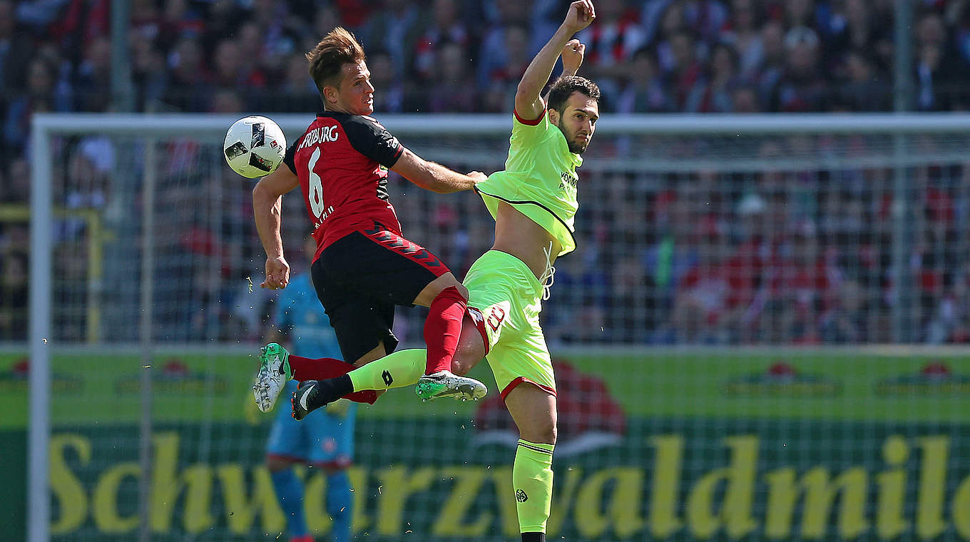 Impact substitute: Freiburg dealt a crushing blow to Mainz through Nils Petersen's goal.  © 2017 Getty Images