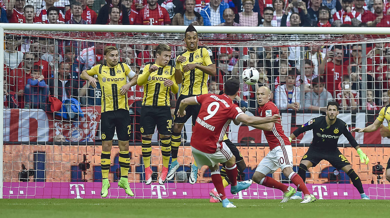 Zweiter Streich der Bayern: Robert Lewandowski (v.) versenkt einen Freistoß © AFP/Getty Images