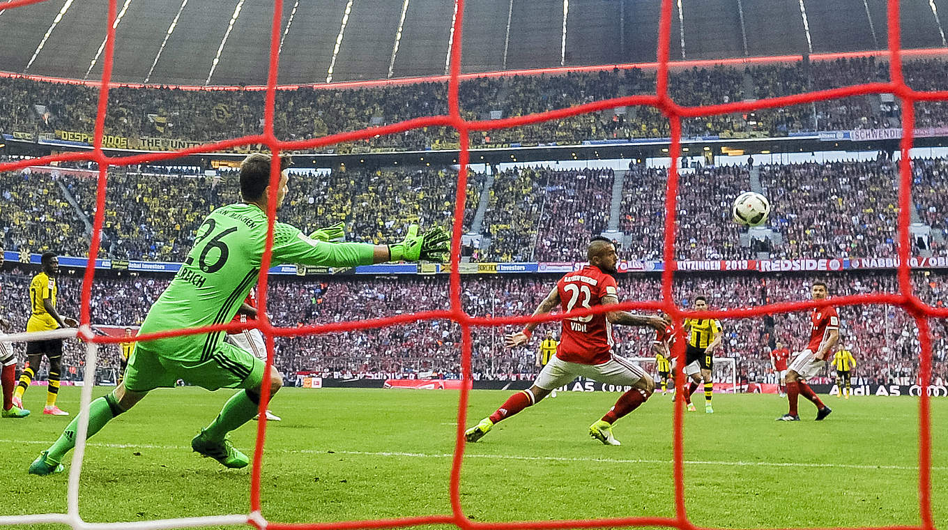 Kurzer Hoffnungsschimmer für den BVB: Raphael Guerreiro (2.v.r.) markiert das 1:2 © AFP/Getty Images