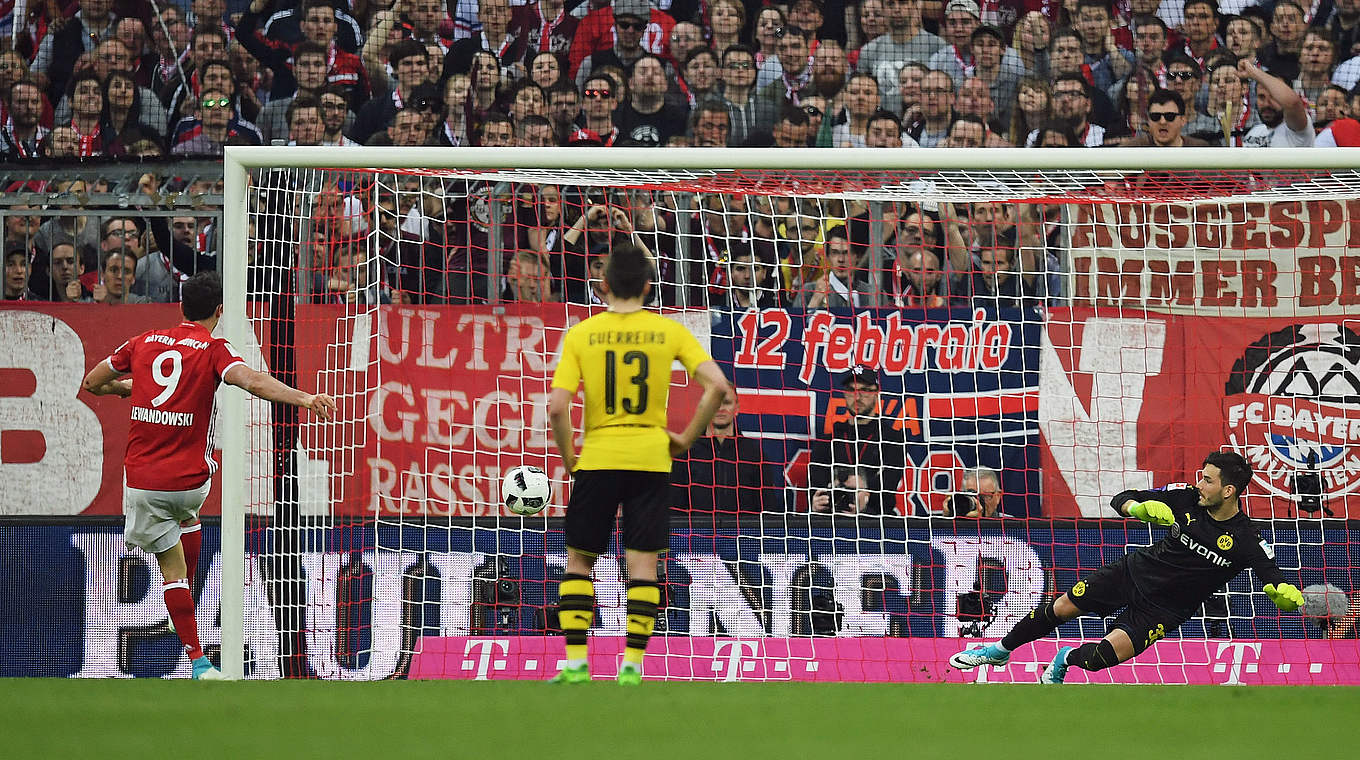 Schlusspunkt beim Münchner Sieg: Robert Lewandowski (l.) verwandelt zum 4:1 © 2017 Getty Images