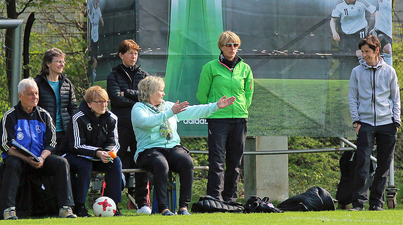 Mit Tag drei zufrieden: die Sichter und DFB-Trainerin Ulrike Ballweg (2.v.l.) © Rüdiger Zinsel