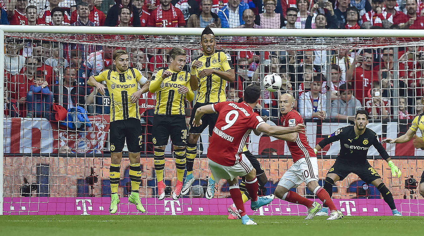 Robert Lewandowski converted a free-kick to put Bayern 2-0 up. © 