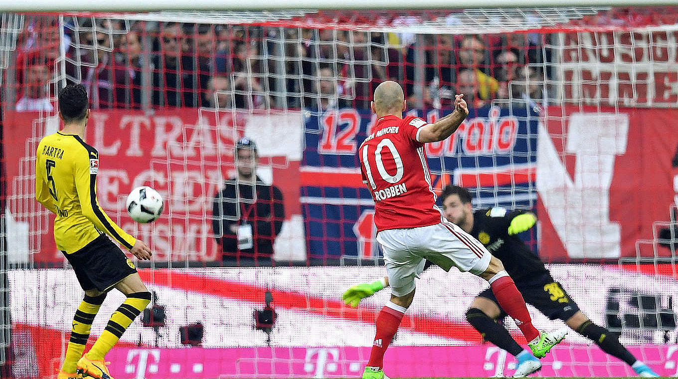 Arjen Robben (2.f.l.) scored from the edge of the box early in the second half. © 