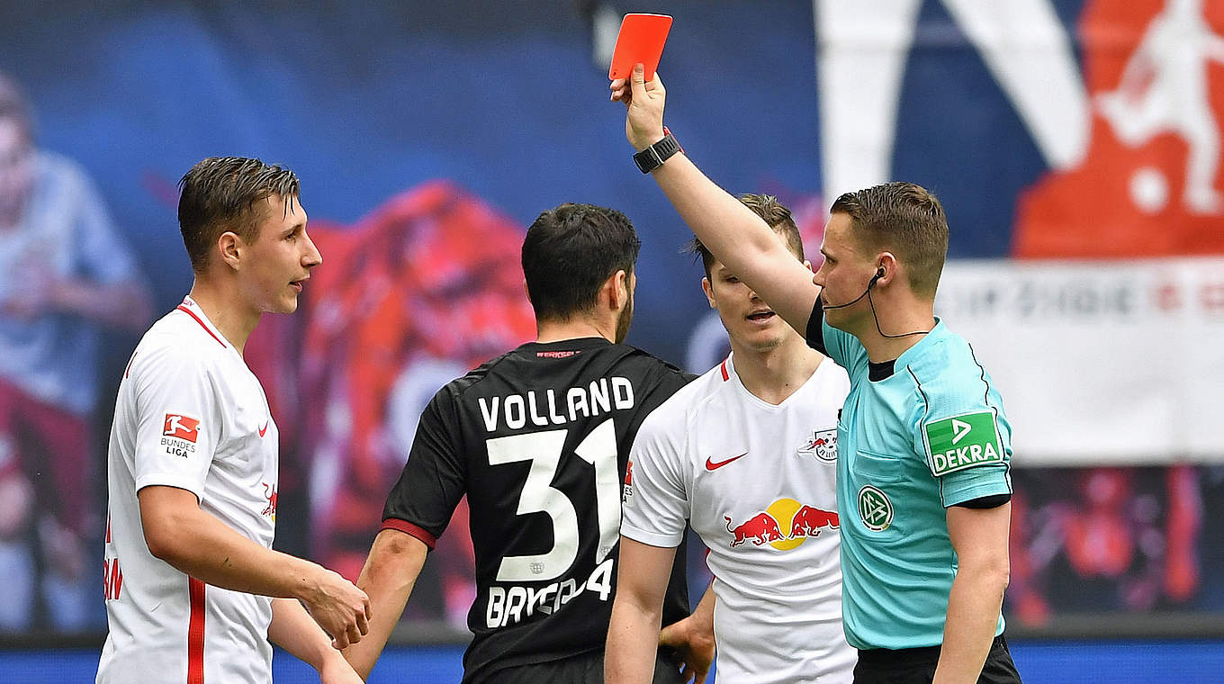 Bislang einziger Platzverweis am 28. Spieltag: Leipzigs Willi Orban (l.) © 2017 Getty Images