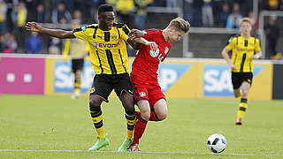 Neuer Tabellenführer: Gabriel Kyeremateng (l.) trifft für Dortmund © 2016 Getty Images