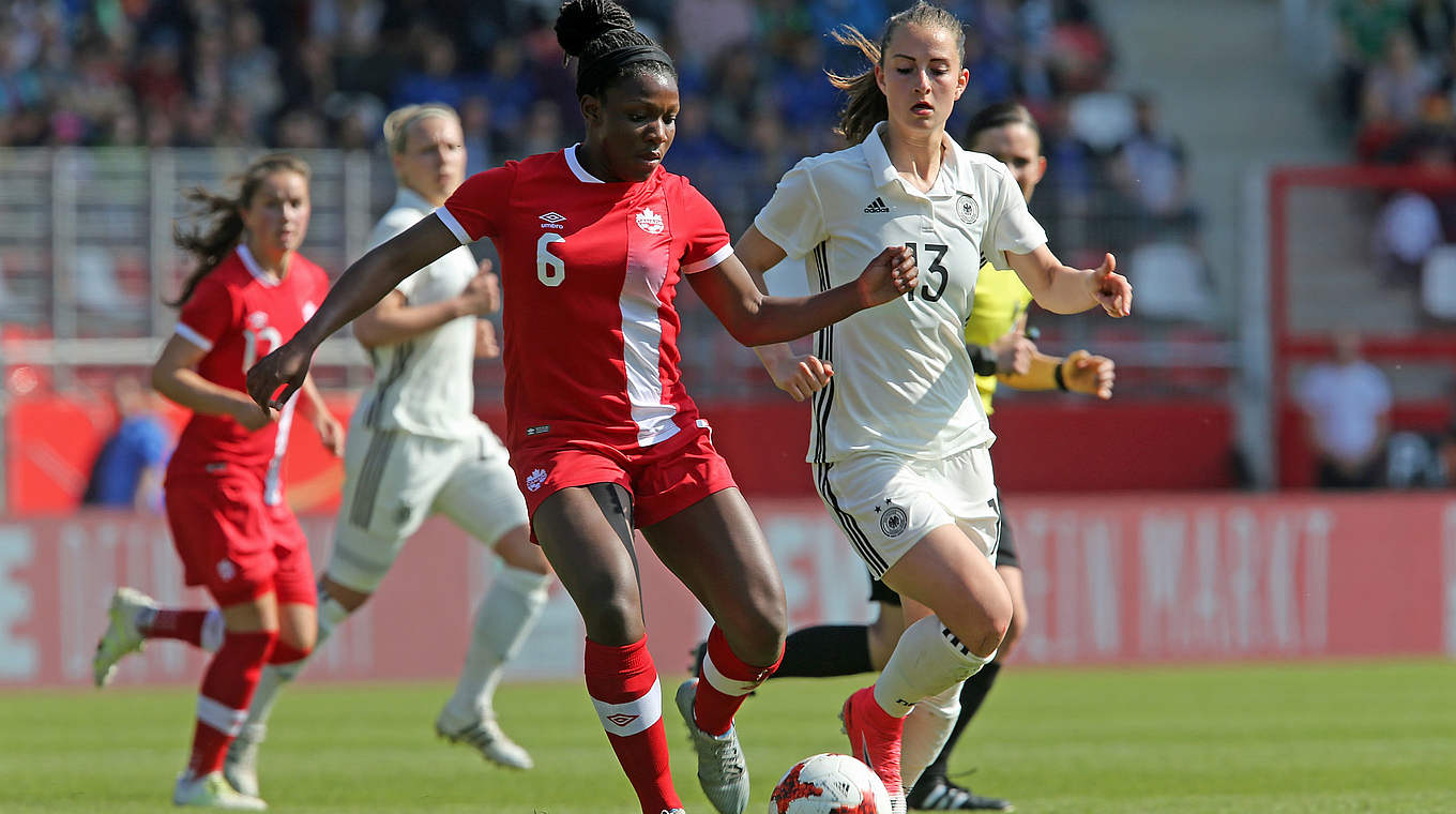 Härtetest: Sara Däbritz und Torschützin Deanne Rose © 2017 Getty Images