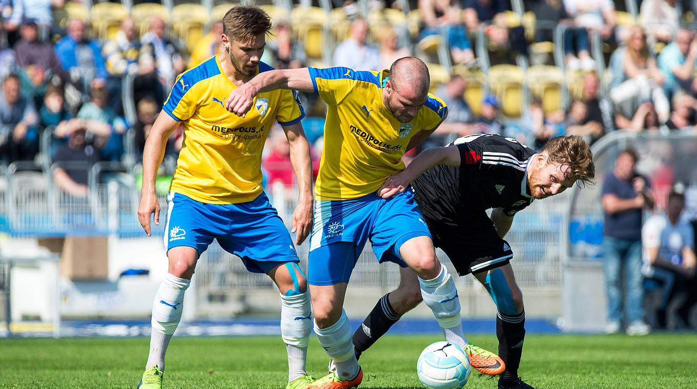 Heimsieg gegen Luckenwalde: Tabellenführer FC Carl Zeiss Jena (gelbe Trikots) gewinnt mit 3:0. © Imago