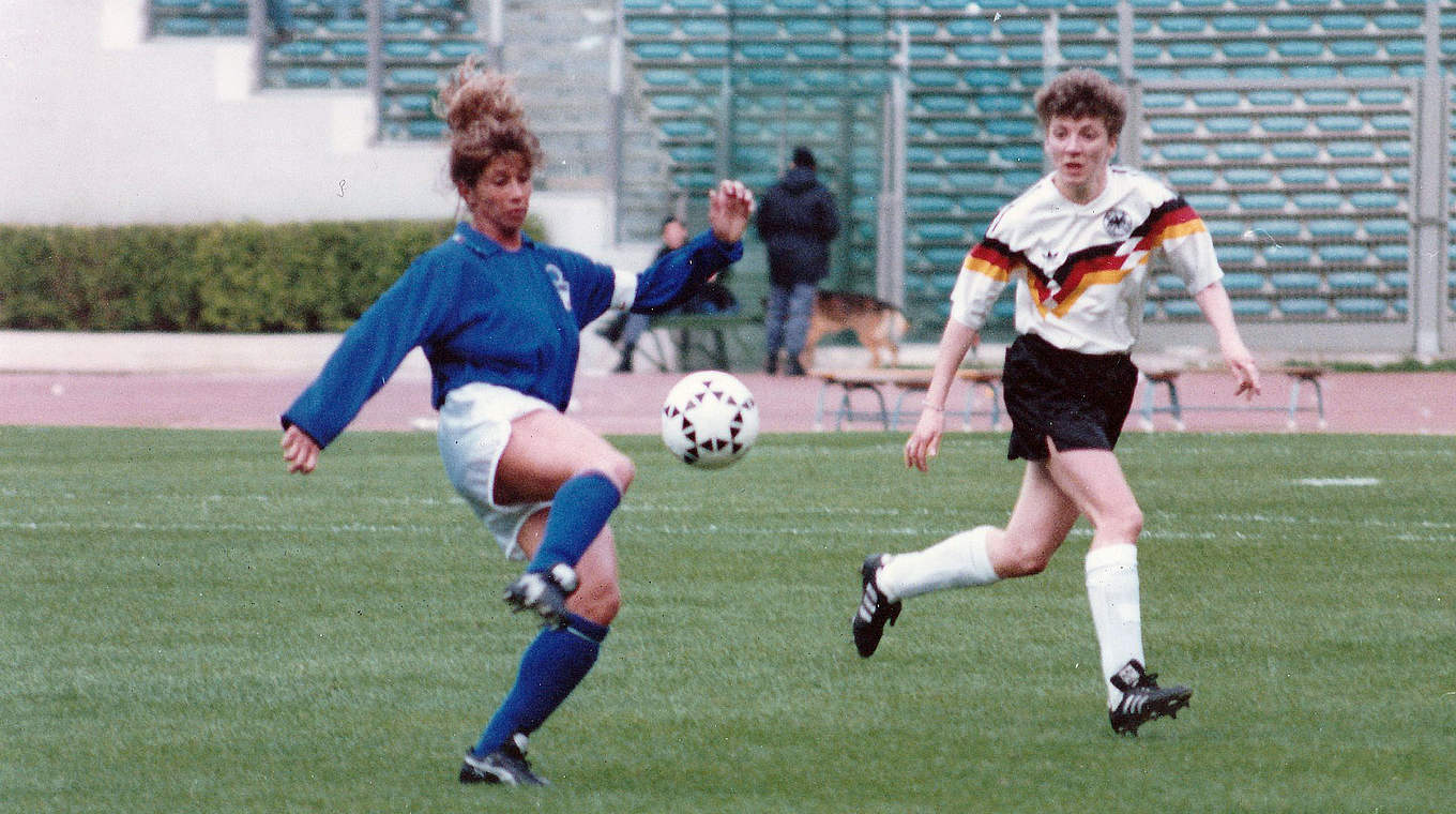 Wenig Spielraum für Italiens Star: Carolina Morace (l.) gegen Birgitt Austermühl © Rainer Hennies