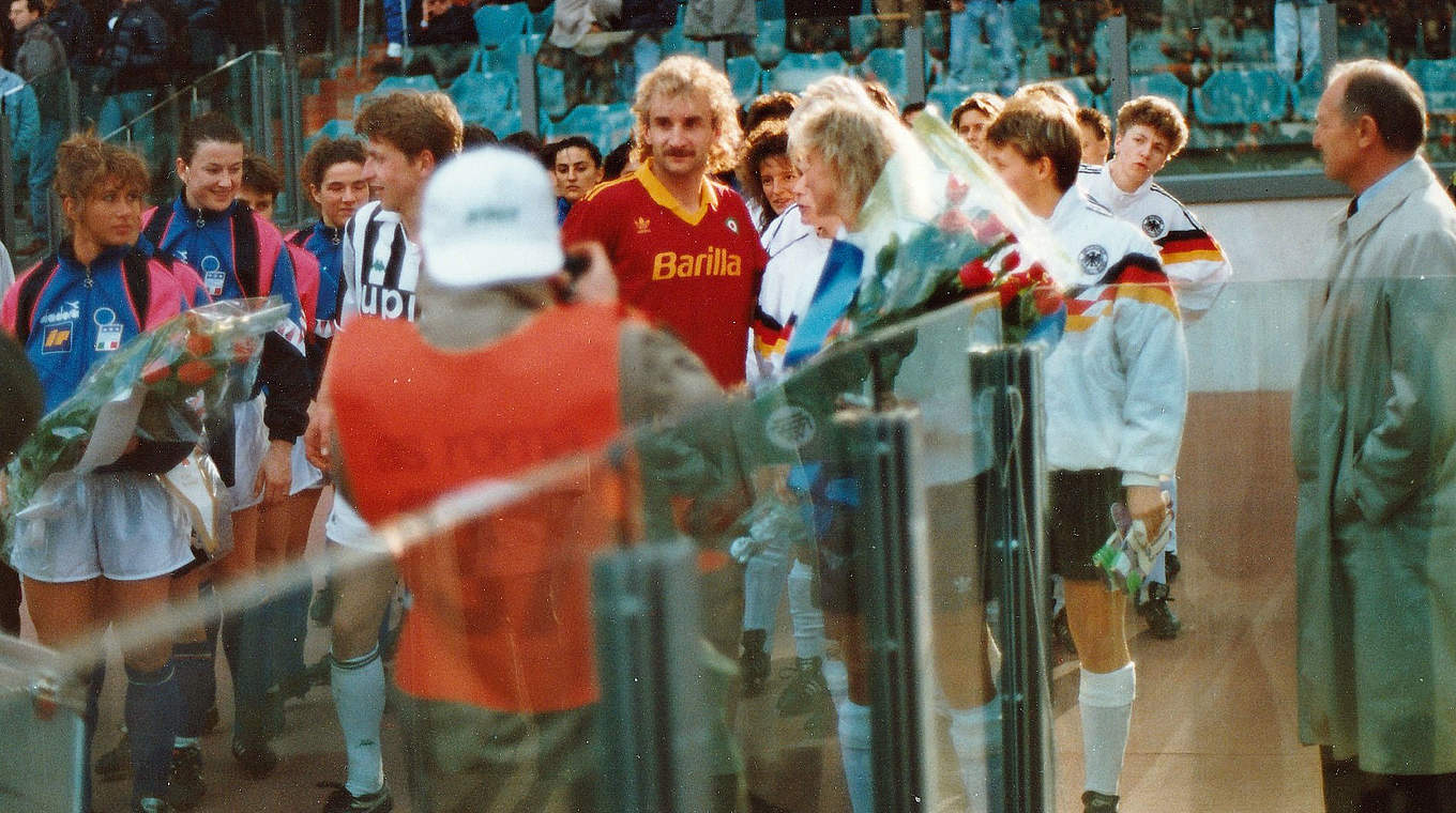 Von Kapitän zu Kapitänin: Weltmeister Rudi Völler überreicht Blumen an Martina Voss © Rainer Hennies