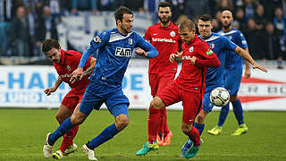 Der zweitbeste Torjäger der 3. Liga: Magdeburgs Christian Beck (2.v.l.) gegen Rostock © imago/Christian Schroedter