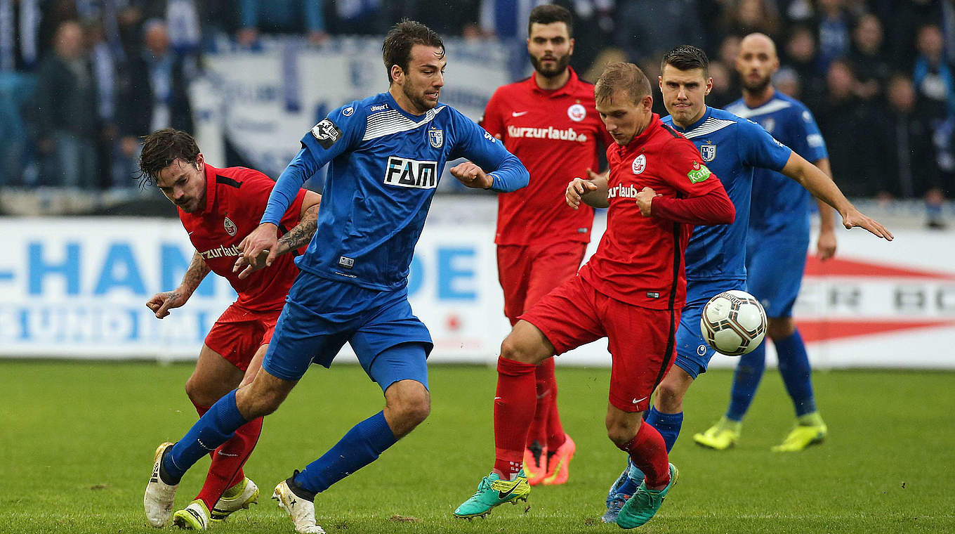 Der zweitbeste Torjäger der 3. Liga: Magdeburgs Christian Beck (2.v.l.) gegen Rostock © imago/Christian Schroedter