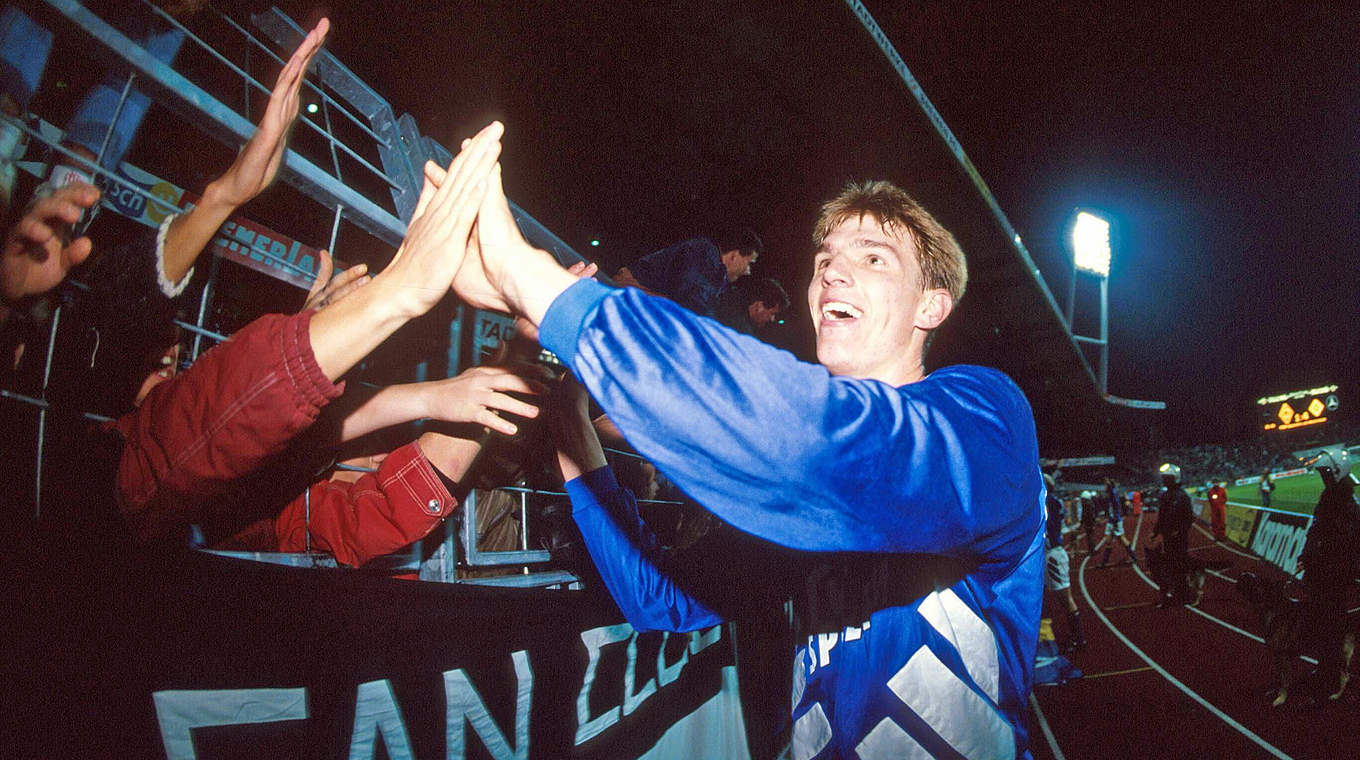 Höchster Auswärtssieg II: Der HSV besiegt 1994 Werder 4:1, Bäron feiert mit den Fans © Imago