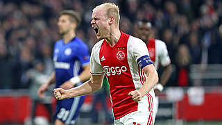 Davy Klaassen celebrates his penalty kick to open the scoring. © 2017 Getty Images