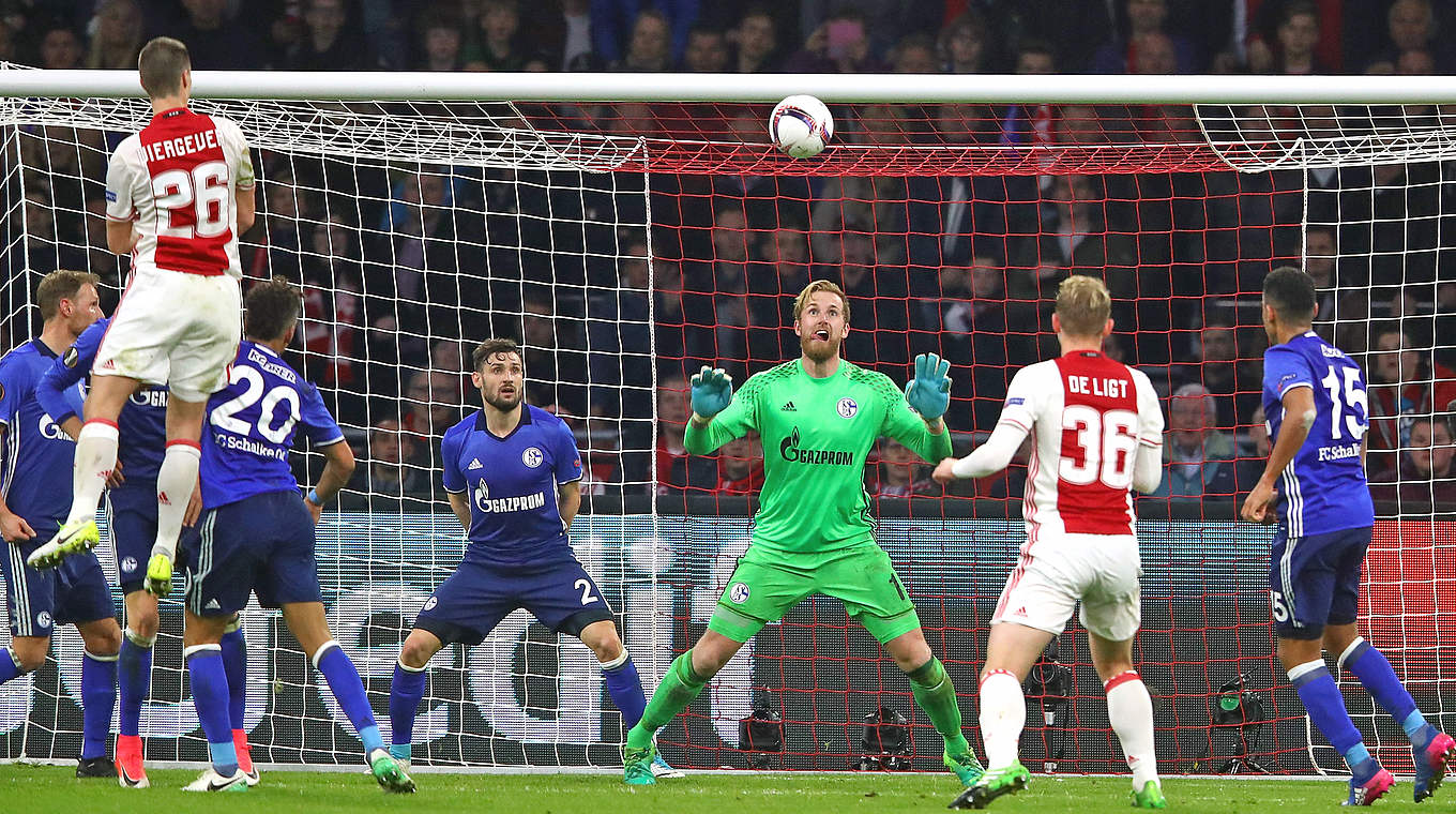 Schalke goalkeeper Ralk Fährmann pulled off a string of brilliant saves to keep his side in the tie. © 2017 Getty Images