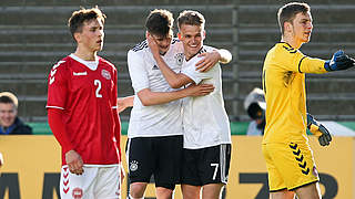 Erfolgreicher Test der deutschen U 19-Junioren: Torschütze Tobias Warschewski (2.v.l.) feiert die deutsche Führung © 2017 Getty Images