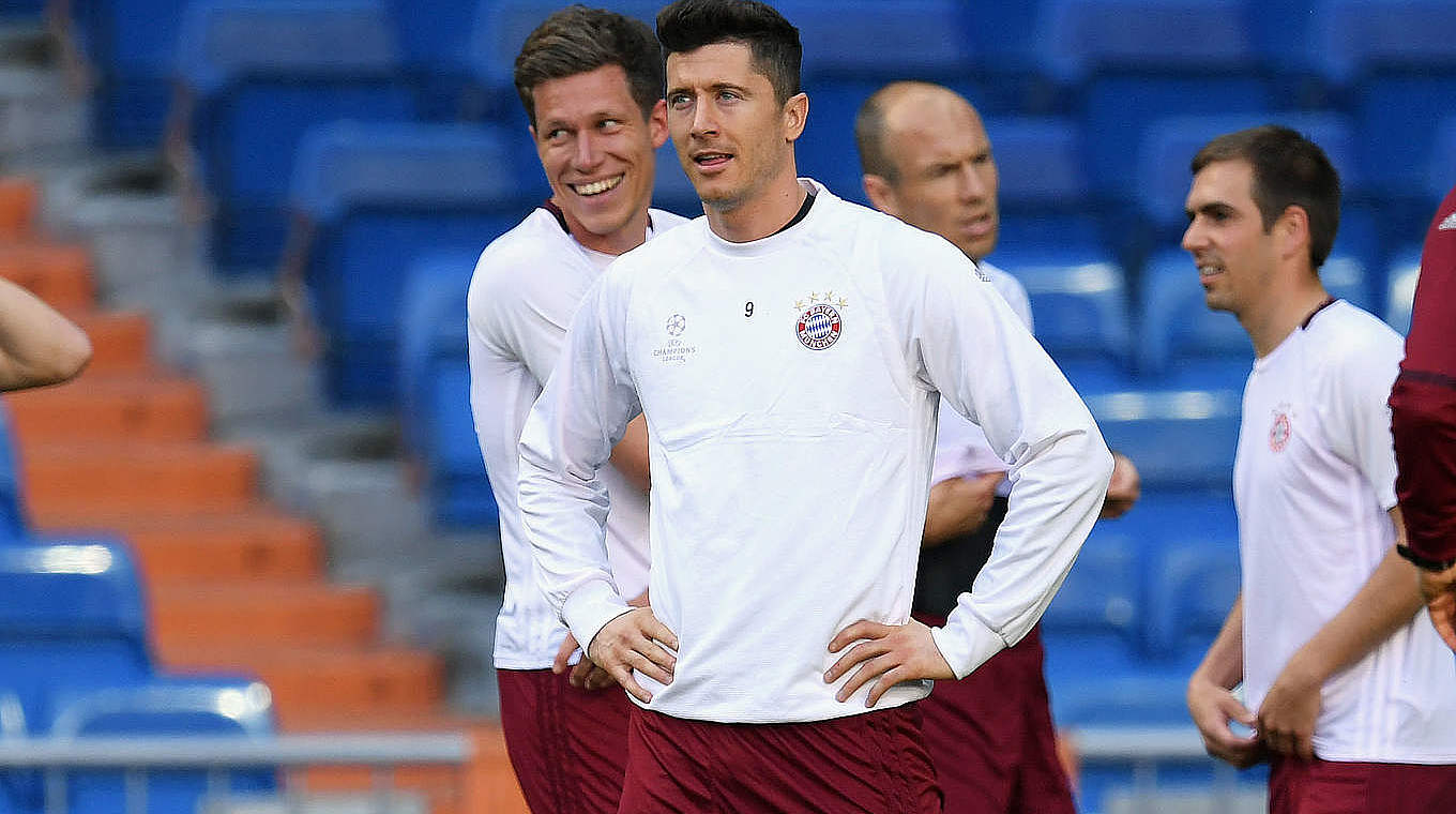 Robert Lewandowski (2.f.l.) is back in Bayern training after his shoulder injury. © 